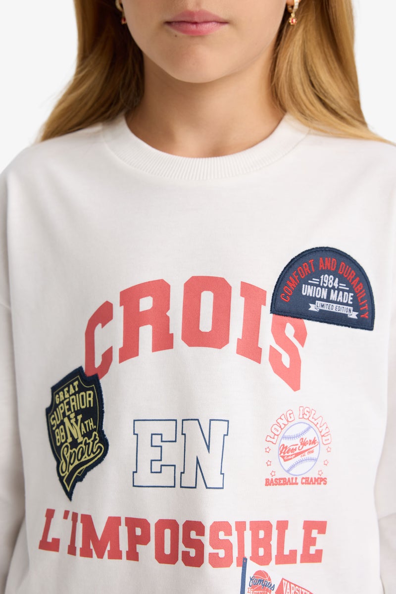 ديفاكتو تيشيرت كم طويل بناتي بطبعة شعار اوفر سايز وياقة مستديرة - Image 5